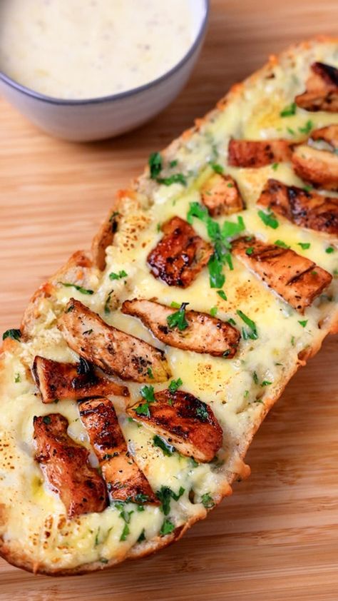 Chicken Alfredo Garlic Bread Garlic Parmesan Chicken Alfredo Bread, Chicken Alfredo French Bread, Chicken Alfredo Garlic Bread, Chicken Brocolli Alfredo, Alfredo Garlic Bread, Best Garlic Bread Recipe, Cajun Chicken Alfredo, Homemade Appetizer, French Bread Recipe