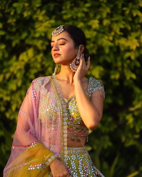 Indian Serial Actress, Engagement Portraits Poses, Indian Serial, Bridesmaid Poses, Outdoor Bride, Indian Bride Poses, Outfit Indian, Bride Photos Poses, Pre Wedding Photoshoot Outfit