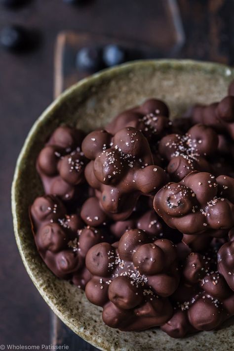 Blueberry Clusters, Chocolate Covered Blueberries, Blueberry Snacks, Chocolate Clusters, Chocolate Crackles, Chocolate Blueberry, Chocolate Dipped Fruit, Blueberry Chocolate, Chocolate Bites