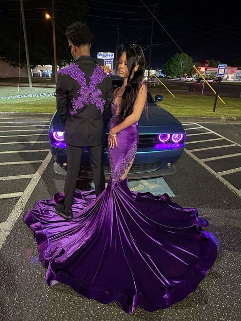 Cute Prom Colors, Black And Purple Prom Dress, Red And Silver Prom Dress, Purple Prom Dresses Black Women, Purple Prom Couple, Prom Date Pictures, Prom Purple, Prom Fits, Couple Prom