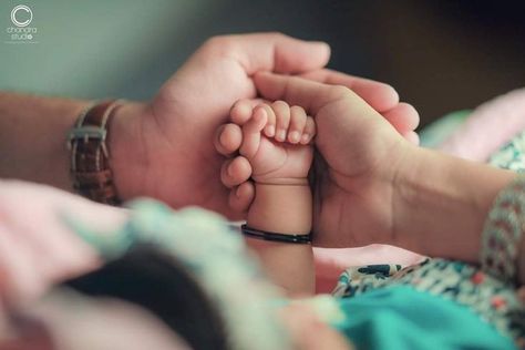 Hands Newborn Photography, Newborn Baby Hand Pic, Hand Photoshoot Ideas, Cradle Ceremony Photoshoot Ideas, Couple Baby Pictures, Naming Ceremony Poses, Baby Hands Photography, Baby Mom Photoshoot, Baby Hand Pic