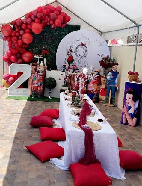 Snow White Centerpiece Ideas, Kiss Decorations, Snow White Centerpiece, White Party Theme, Snow White Birthday Party, Anna Birthday, Gender Reveal Party Theme, Snow White Birthday, White Baby Showers