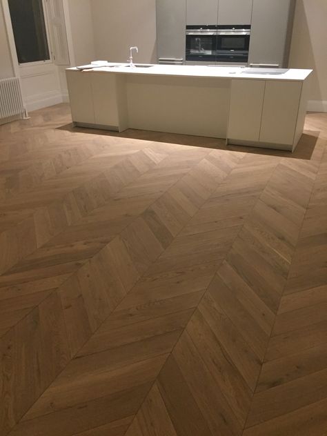 Chevron Pattern Wood, Best Engineered Wood Flooring, Apartments View, Parquet Chevron, Plywood Wall Paneling, Chevron Parquet, Pattern Flooring, Herringbone Tile Floors, Hardwood Floors In Kitchen