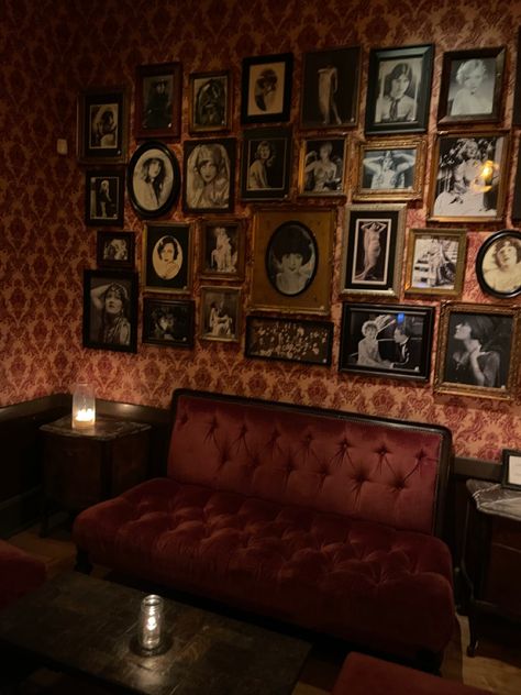 Hollywood Room, Aesthetic Luxe, Velvet Art, Dark Mysterious, Feminine Bedroom, 70s Decor, Velvet Wallpaper, Unusual Homes, Guest Room Decor