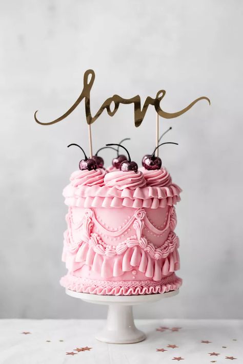 11 Beautiful Wedding Cake Trends to Inspire Your Celebration's Dessert Victorian Cakes, Buttercream Piping, Celebration Desserts, Bolo Vintage, Cake Stock, Vintage Birthday Cakes, Cake Piping, Wedding Cake Alternatives, Wedding Cake Flavors