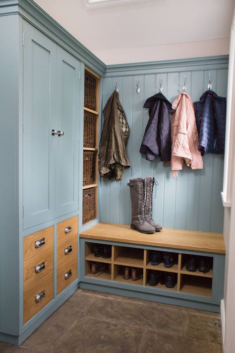 Culshaw modular Boot room in Oval Room Blue - Traditional - Entry - Manchester - by Culshaw Kitchen Makers | Houzz Boot Room Storage, Dröm Hus Planer, Utility Room Ideas, Boot Room Utility, Utility Room Storage, Utility Room Designs, Porch Interior, Oval Room Blue, Porch Storage