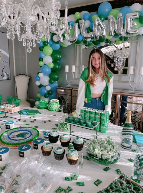 Green Graduation Party, College Announcements, Grad Party Theme, Blue Graduation Party, College Grad Party, Graduation Party Table, Trunk Party, White Party Decorations, Blue College