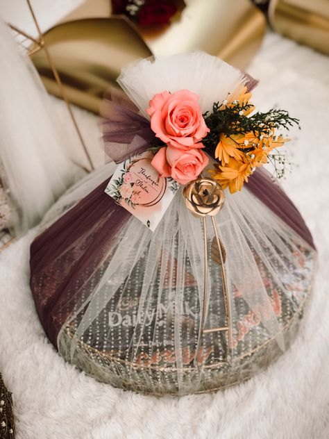 Hamper Packing Ideas, Engagement Box Ideas, Hamper Packing, Wine Gift Box Ideas, Gift Hamper Ideas, Big Birthday Cards, Wooden Box Packaging, Wedding Gift Hampers, Wedding Platters