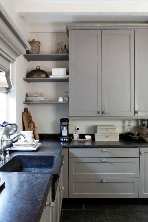 cupboards and shelves colored in a grey shade Soapstone Kitchen, Light Grey Kitchens, Kitchen 2024, Серая Кухня, Dark Countertops, Black Countertops, Gray Cabinets, Gray Kitchen, Flat Ideas