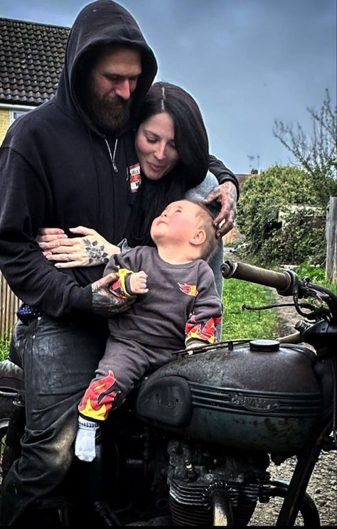 Biker Family, Motorcycle Photo Shoot, Motorcycle Culture, Harley Davidson Motorcycle, Best Love, Father And Son, Family Pictures