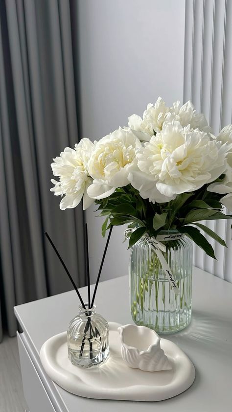 White Room Decor, Zinnia Flowers, Fruit Wallpaper, Flower Arrangements Simple, Pinterest Room Decor, Flower Therapy, Apartment Decor Inspiration, Beautiful Bouquet Of Flowers, Trik Fotografi