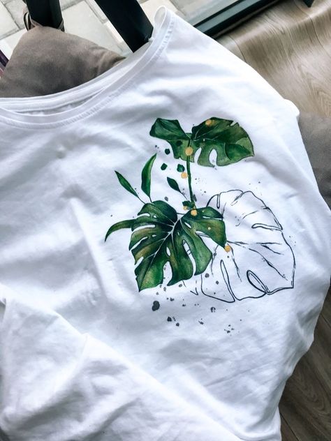 Fabric Paint On Clothes, Diy T Shirt Painting Ideas, Hand Painted T Shirts Ideas, Fabric Painting Fabric Painting On Clothes, Painting Ideas On T Shirt, Fabric Painted Clothes, Fabric Painting On Jeans, Painted T Shirts Ideas, Drawing On Clothes T Shirts