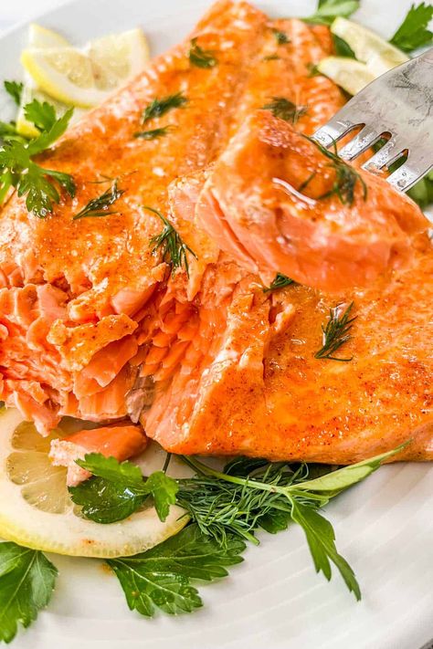 This baked king salmon recipe involves brushing a buttery seasoned sauce onto the salmon and baking it to perfection. It's an easy, flavorful recipe that is sure to be a hit, and it's ready in less than 30 minutes! King Salmon Recipe, Seafood Meals, Recipe Low Carb, King Salmon, Fish Recipes Healthy, Salmon Recipe, Healthy Easy, Flavorful Recipes, Salmon Recipes