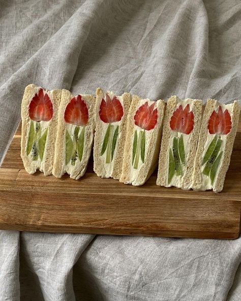 WOOL AND THE GANG on Instagram: “Tulip sandwiches 💐 via @celineyrs #WoolAndTheGang #Crochet #CrochetAddict #CrochetLove #CrochetersOfInstagram #Crocheted #CrochetLover…” Fruit Sandwich, Fairy Tea Parties, Lunch Inspiration, 귀여운 음식 그림, Spring Recipes, Fruit And Veg, Food Presentation, Sweets Desserts, Wedding Food