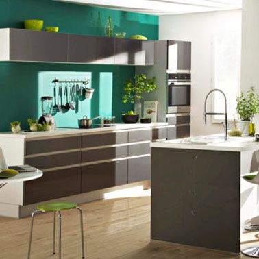 Cuisine avec îlot central couleur gris anthracite, peinture murale couleur vert emeraude de Tollens Grey Kitchen Furniture, Small American Kitchens, Antique White Kitchen Cabinets, Open Kitchen Layouts, Antique White Kitchen, Rich Decor, Small Kitchen Layouts, Vert Turquoise, Farmhouse Kitchen Design