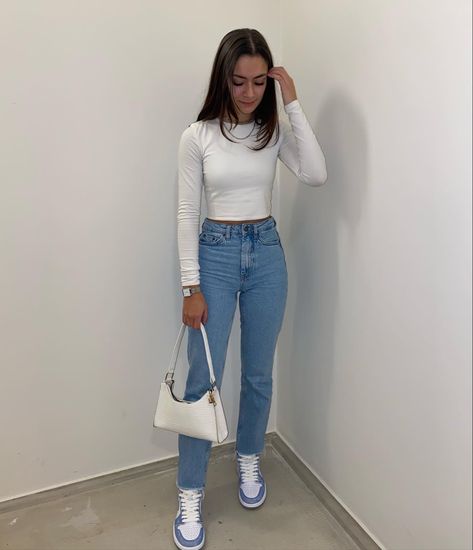 Blue And White Nike Dunks Outfits, Outfit With Blue And White Dunks, Hyper Royal Jordan 1 Outfit, Nike Sb Outfit Woman, Blue Nike Dunks Outfit, Jeans And Jordans Outfit Women, Low Jordan 1 Outfit, Jordan Retro 1 Outfits Women, Dressing Up Sneakers