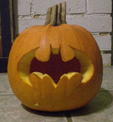 batman pumpkin. Pinning for my Hubby. He will love  this idea Bat Man Pumpkin Carving Ideas, Bat Signal Pumpkin Carving, Pumpkin Carving Ideas Superhero, Cute Jackolanterns, Flat Pumpkin Carving Ideas, Bat Pumpkin Carving Ideas, Batman Pumpkin Carving Ideas, Pumpkin Carving Ideas Bat, Hulk Pumpkin Carving