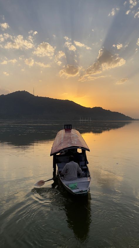 Kashmir Aesthetic, Dal Lake Kashmir, Beauty Of Kashmir, Kashmir Trip, Dal Lake, Travel Pose, Kashmir India, Mussoorie, Morning View