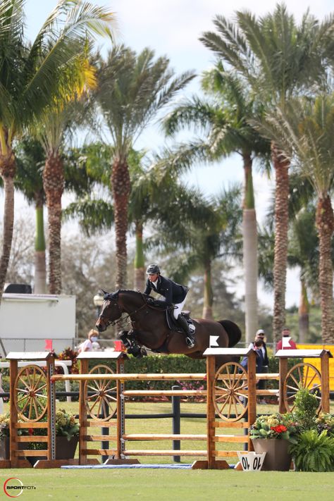 Grand Prix Jumping, Grand Prix Horse Show Jumping, Grand Prix Show Jumping, Horseback Riding Outfit, Aesthetic Equestrian, Riding Outfit Equestrian, Winter Equestrian Festival, Show Jumper, Pony Play