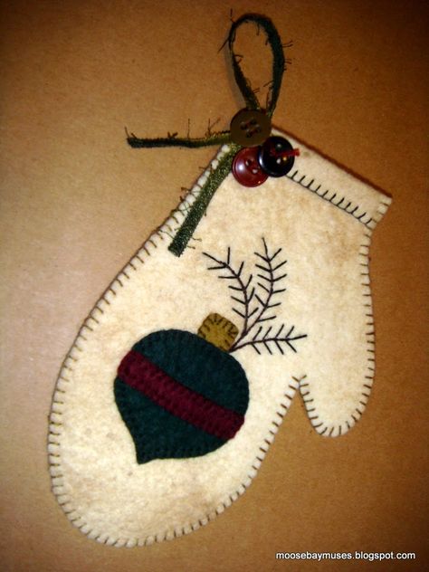 Wool Crafts Diy, Christmas Mittens, Slow Sunday, Mitten Ornaments, Wool Felt Projects, Wool Applique Patterns, Felt Crafts Christmas, Felted Wool Crafts, Christmas Applique