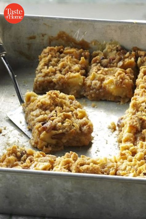 25 Apple Potluck Desserts for Fall Pear Coffee Cake Recipe, Apple Bar Recipes, Mini Apple Pie Recipe, Apple Dessert Recipes Easy, Blondie Dessert, Caramel Apple Bars, Mini Caramel Apples, Apple Desserts Easy, Potluck Desserts