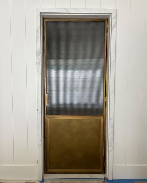 Frosted Bathroom Door, Brass Shower Door, Steel Shower Door, Small Home Theaters, Shower Door Designs, Bathroom Shower Design, Joinery Design, Reeded Glass, Brass Interior