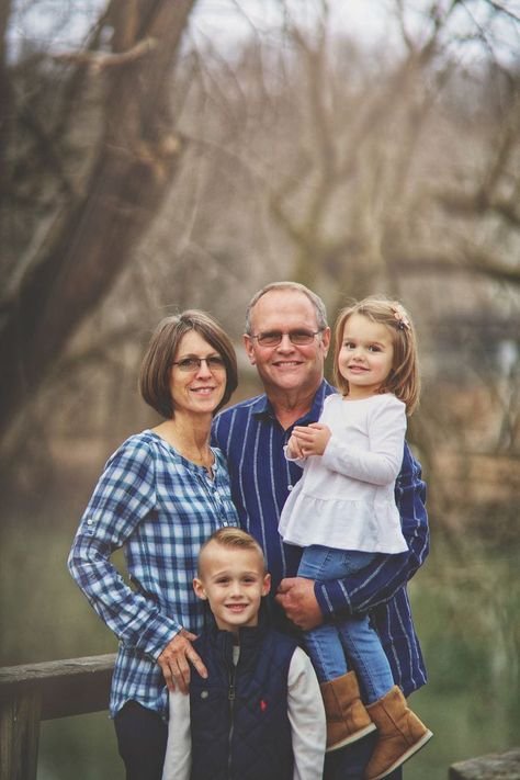 Outdoor Family Photos With Grandparents, Grandkids And Grandparents Picture Ideas, Grandparent Grandkids Photoshoot, Grandparent Pictures Grandkids, Grandparents And Grandkids Pictures, Elderly Photoshoot, Grandparents With Grandkids Pictures, Grandmother Pictures, Grandparents Photoshoot