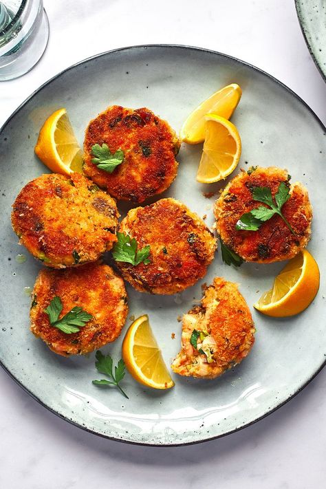 Make the Most of Leftover Salmon With These Crispy Salmon Cakes Recipe For Salmon, Fish Dinners, Salmon Cakes Recipe, Canned Salmon Recipes, Flaked Salmon, Leftover Salmon, Recipes Fish, Fast Meals, Frozen Salmon