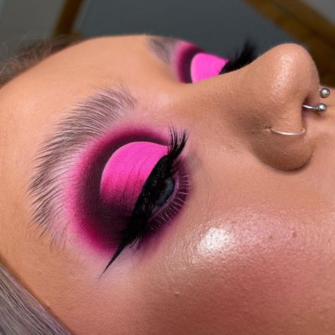 Plouise Makeup Eyes, Pink Cut Crease, Pink Cut Crease Eyeshadow, Makeup App, Makeup Pictorial, Plouise Makeup Academy, Cut Crease Makeup, Work Makeup, Valentines Makeup