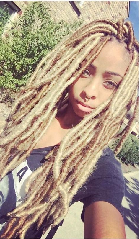 Trendsetter Tresses: Hairstyles That Set the Fashion Bar High Honey Blonde Faux Locs, Fox Locs, Faux Locs Blonde, Locs Blonde, Short Haircut Tutorial, Short Haircut For Women, Chocolate Blonde, Loc Nation, Skirts Design