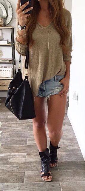 Cute cut offs with tan slouchy top. I'd like to wear it with lighter weight shoes to lengthen the leg...but still adorable <3 Shorts And Converse Outfits, Shorts And Converse, How To Have Style, Converse Outfits, Summer Sweaters, Amazing Outfits, Pinterest Outfits, Mode Inspiration, Hippie Style