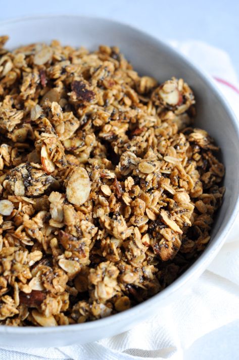 Cinnamon Vanilla Granola - simply eat cake Ceylon Cinnamon Recipes, The Best Granola Recipe, Gronala Recipes Easy, Gronala Recipes, Vanilla Granola Recipe, Simple Granola Recipe, Cinnamon Granola Recipe, Vanilla Granola, Easy Granola Recipe