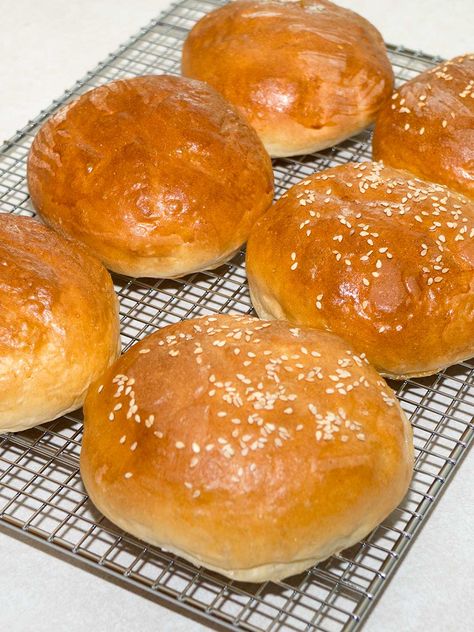 Look no further for the ultimate hamburger bun. These Homemade Hamburger Buns are not only quick and easy to make, but also light and fluffy, and perfect for any occasion. Diy Hamburger Buns, Recipes Using Hamburger, Homemade Burger Buns, Hamburger Rolls, Hamburger Bun Recipe, Homemade Hamburger Buns, Sticky Buns Recipes, Baked Breads, Hot Cross Buns Recipe