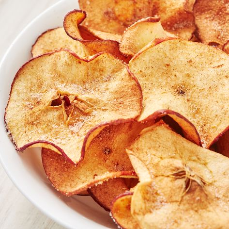 Best Cinnamon Apple Chips Recipe - How to make Cinnamon Apple Chips Healthy Apple Chips, Baked Apple Chips Recipe, Party Munchies, Baked Apple Chips, Cinnamon Apple Chips Baked, Healthy Chip Alternative, Apple Chips Recipe, Baked Snacks, Cinnamon Apple Chips