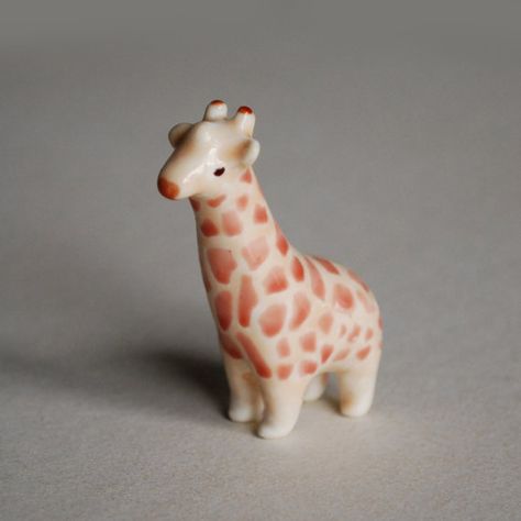 giraffe Air Dry Clay Giraffe, Giraffe Ceramics, Giraffe Pottery, Clay Giraffe, Animal Clay, Making Miniatures, Sculpting Ideas, Pottery Animals, Clay Things