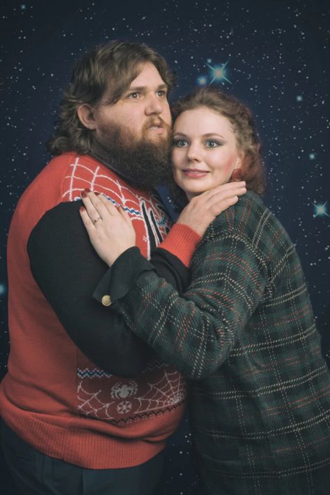 Cringey Couple, Jcpenny Photos, Akward Family Photos, Awkward Family Photos Christmas, Awkward Family Pictures, Funny Couple Photos, Funny Couple Photography, Funny Photoshoot Ideas, Funny Couple Poses