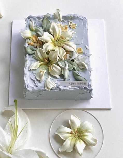 Buttercream Lily, Cake Painting Tutorial, Flower Cake Design, Frosting Flowers, Rectangle Cake, Vintage Birthday Cakes, Cupcake Decorating Tips, Meringue Cake, Mini Cakes Birthday