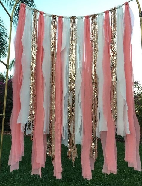 Well this looks FUN! Quinceanera Backdrop, 21st Birthday Decorations Diy, Diy Graduation Decorations Party, Outdoor Graduation Parties, Graduation Party Diy, Party Fotos, 21st Birthday Decorations, Backdrop Ideas, Diy Birthday Decorations