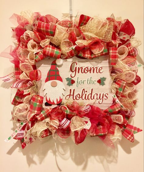 Square Present Wreath, Dollar Tree Square Wreath Ideas, Square Wreath Ideas, Dried Flowers Crafts, Square Wreath, Burlap Mesh Wreath, Straw Wreath, Crafty Decor, Deco Mesh Christmas Wreaths