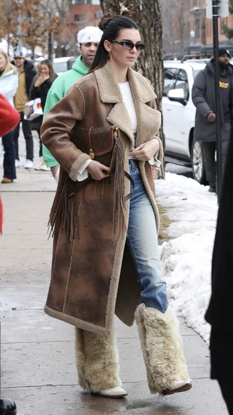 Winter Coat Outfits, Look Jean, Sheepskin Coat, Winter Outfit Inspiration, Looks Street Style, Outfit Ideas For Women, Coat Outfits, Winter Fits, Fashion Mistakes