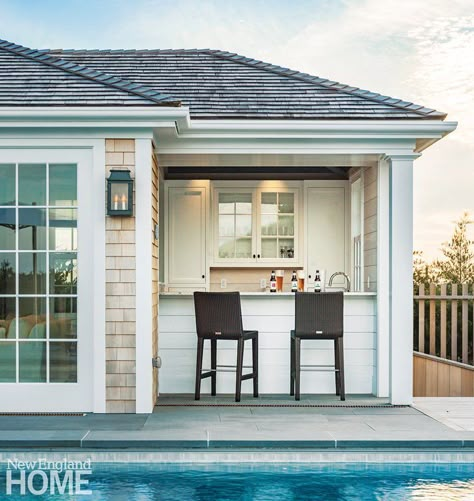 We are loving this charming poolhouse bar and kitchenette, featured in New England Home Magazine. Architecture: Botticelli & Pohl Architects | Photo by West Phalen Photography | Barstools: Quinta Fully Woven Barstools   #janusetcie #interiordesign #outdoorluxury #luxuryhome Pool Guest House, Poolhouse Bar, Pool Diy, Pool Shed, Living Pool, Pool House Designs, Pool House Plans, House Shed, New England Homes