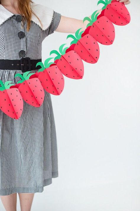 DIY Paper Strawberry Garland Strawberry Garland, Paper Strawberry, Strawberry Crafts, Deco Fruit, Photobooth Ideas, Strawberry Shortcake Birthday, Strawberry Shortcake Party, Construction Paper Crafts, Fiesta Tropical