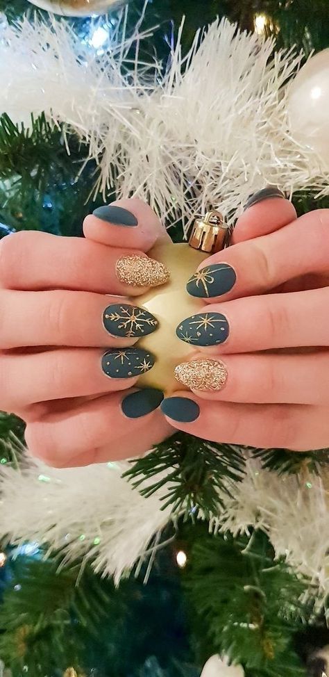 Christmas Nails Greens, Christmas Nails With Nail Polish, Christmas/newyears Nails, Gold Dip Nail Designs, Christmas Green And Gold Nails, Stylish Christmas Nails, Holiday Nails With Gold, Green Gold Nails Christmas, Christmas Nail Designs Green And Gold