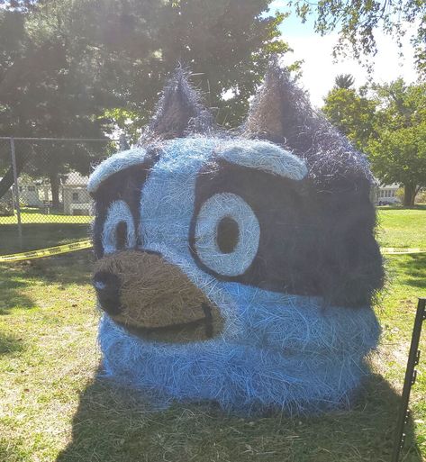 Hay Bale Sculpture, Halloween Hay Bale Ideas, Round Hay Bale Decorating Ideas, Halloween Hay Bale, Hay Bale Decorating Ideas, Hay Bale Ideas, Hay Bale Art, Barista Fashion, Farm Ideas