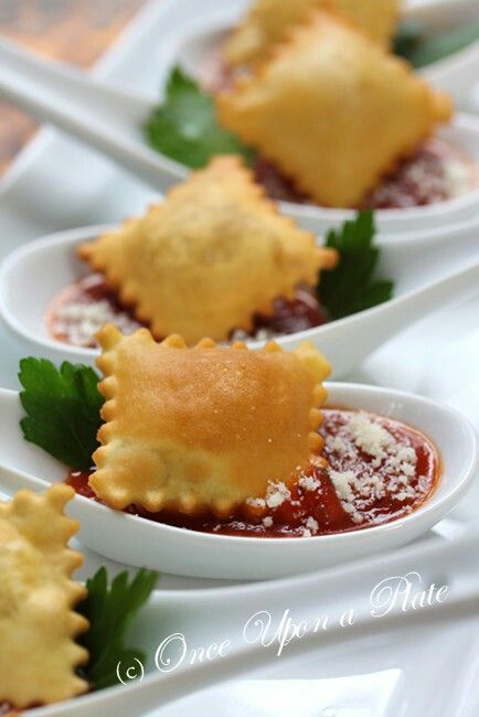 Fried ravioli Crispy Baked Ravioli, Crispy Ravioli, Ravioli Bake, Buffalo Chicken Dip, Think Food, Snacks Für Party, Event Food, Party Food Appetizers, Party Treats