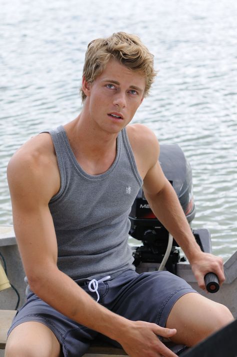 Will from H2o Blonde Actors Male, Luke Mitchell, H2o Mermaids, Australian Men, Actors Male, Logan Paul, Blonde Guys, Hottest Celebrities, Male Beauty