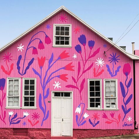 Wall Paint Flower Designs, Pink Garden Wall, Vintage Mural Art, Side Of House Mural, Wall Murals For Home, Sharpie Wall Mural, Colorful Shed Exterior, Diy Flower Wall Painting, Painted On Wallpaper