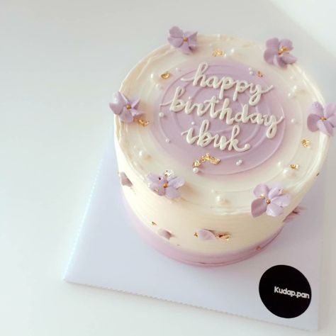 Minimalist 19th Birthday Cake, 2 Layer Cake Birthday Design Simple, 2 Layer Cake Ideas, Simple 2 Tier Cake Designs, Pastel Purple Cake Aesthetic, Simple Cake Frosting, Birthday Cake 26th Birthday, Bday Cake 20, Birthday Cake 24th Birthday