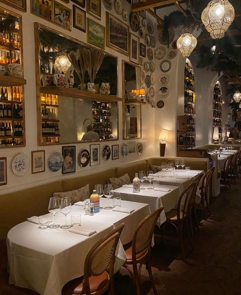 Vintage Italian Restaurant Decor, European Restaurant Interior Design, Italian Restaurant Interior Design, Italian Restaurant Interior, Small Cafe Design, Small Cafe, Bar Interior, Sports Bar, Restaurant Interior Design