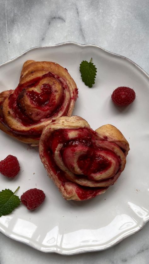 heart shaped cinnamon rolls, valentines day, valentines day baking, heart rolls, cute valentines gift Heart Rolls, Valentines Day Baking, Shaped Cinnamon Rolls, Heart Shaped Cinnamon Rolls, Cute Valentines, Large Heart, Cinnamon Roll, Valentines Gift, Cinnamon Rolls